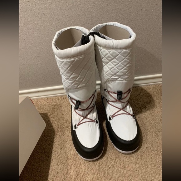 White Hunter Snow Boots - Picture 3 of 12